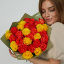 Желтые и коралловые розы в букете - 25 шт. Желтые и коралловые розы в букете - 25 шт.
