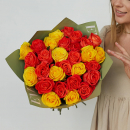 Желтые и коралловые розы в букете - 29 шт. Желтые и коралловые розы в букете - 29 шт.