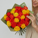 Желтые и коралловые розы в букете - 29 шт. Желтые и коралловые розы в букете - 29 шт.