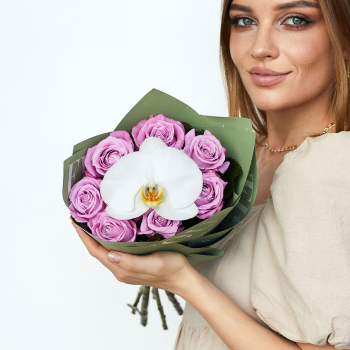 Фиолетовые розы с орхидеей - 9 шт.