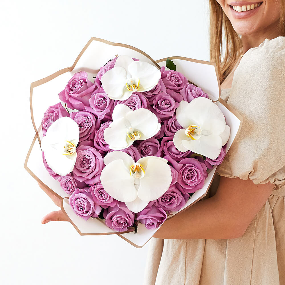 Фиолетовые розы с орхидеями  - 25 шт. Фиолетовые розы с орхидеями  - 25 шт.