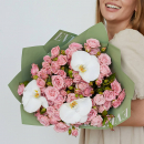 Розовые кустовые розы с орхидеями в букете - 15 шт. Розовые кустовые розы с орхидеями в букете - 15 шт.