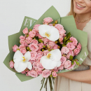 Розовые кустовые розы с орхидеями в букете - 15 шт. Розовые кустовые розы с орхидеями в букете - 15 шт.