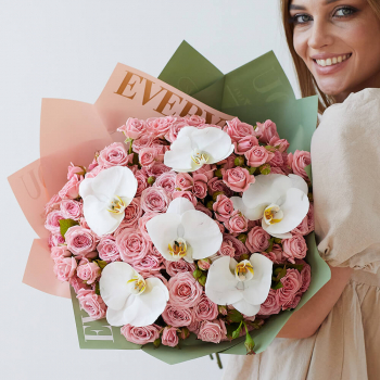 Кустовые розы с орхидеями - 29 шт. Кустовые розы с орхидеями - 29 шт.