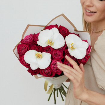 Малиновые розы с орхидеями - 19 шт. Малиновые розы с орхидеями - 19 шт.