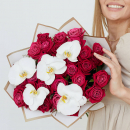 Малиновые розы с орхидеями - 31 шт. Малиновые розы с орхидеями - 31 шт.