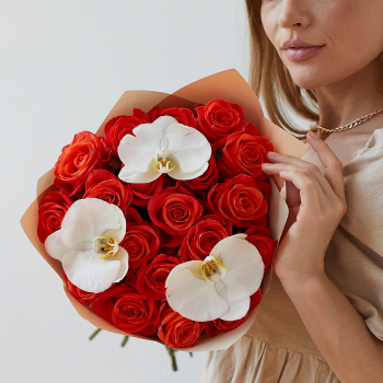Коралловые розы с орхидеями - 15 шт.