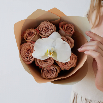 Кофейные розы с орхидеей - 11 шт.