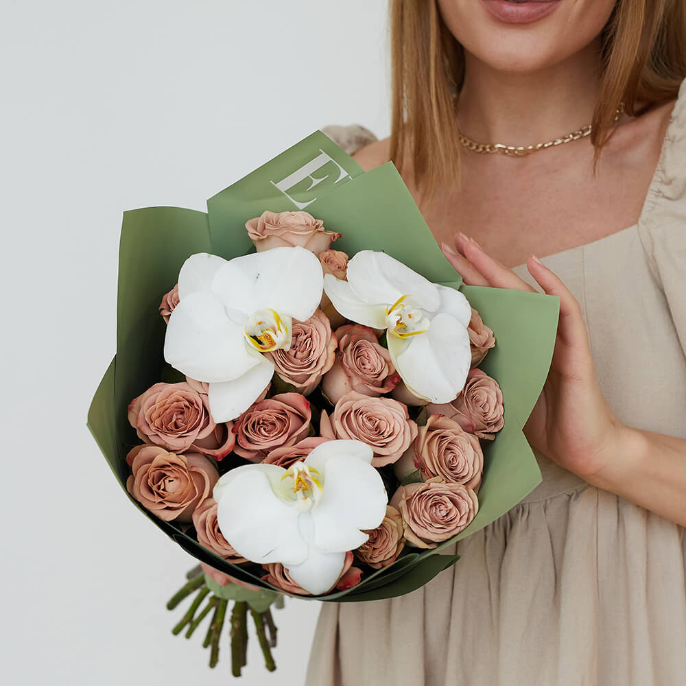 Кофейные розы с орхидеями - 15 шт. Кофейные розы с орхидеями - 15 шт.