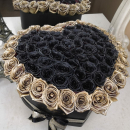 Черные розы с золотой окантовкой в коробке - сердце Черные розы с золотой окантовкой в коробке - сердце