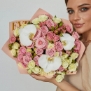 Бело-розовые кустовые розы с орхидеями от 19 шт. Бело-розовые кустовые розы с орхидеями от 19 шт.
