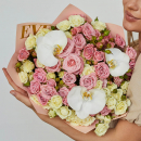 Бело-розовые кустовые розы с орхидеями от 19 шт. Бело-розовые кустовые розы с орхидеями от 19 шт.