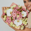 Бело-розовые кустовые розы с орхидеями от 19 шт. Бело-розовые кустовые розы с орхидеями от 19 шт.
