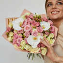 Бело-розовые кустовые розы с орхидеями от 19 шт. Бело-розовые кустовые розы с орхидеями от 19 шт.