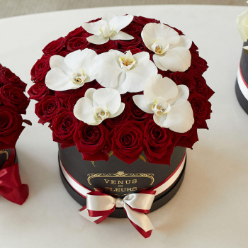 Красные розы с орхидеями - 25 шт. Красные розы с орхидеями - 25 шт.