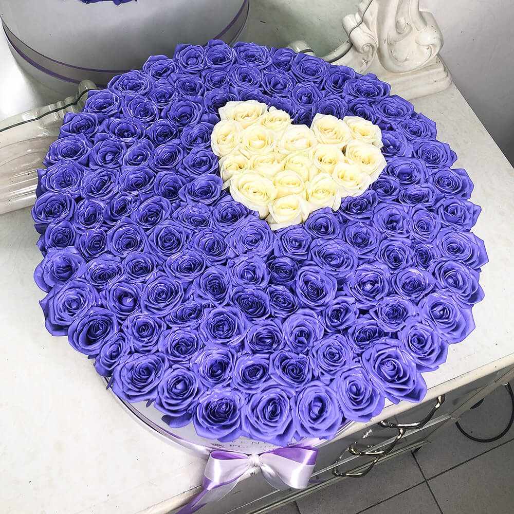 Фиолетовые розы с сердцем - 101 шт. Фиолетовые розы с сердцем - 101 шт.