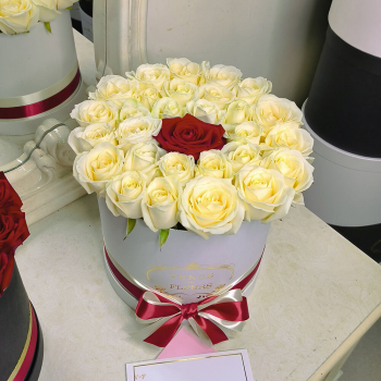 Белые розы в коробке от 9 шт.