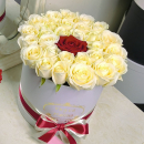 Белые розы в коробке - 29 шт. Белые розы в коробке - 29 шт.