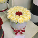 Белые розы в коробке - 29 шт. Белые розы в коробке - 29 шт.