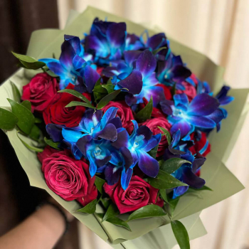 Розы с синими орхидеями - 55 шт.