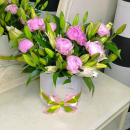 Лилии и пионы в коробке - 19 шт. Лилии и пионы в коробке - 19 шт.