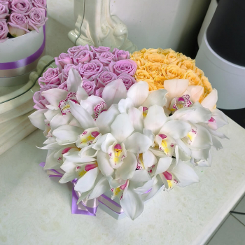 Розы с орхидеями (сердце) от 51 шт. Розы с орхидеями (сердце) от 51 шт.