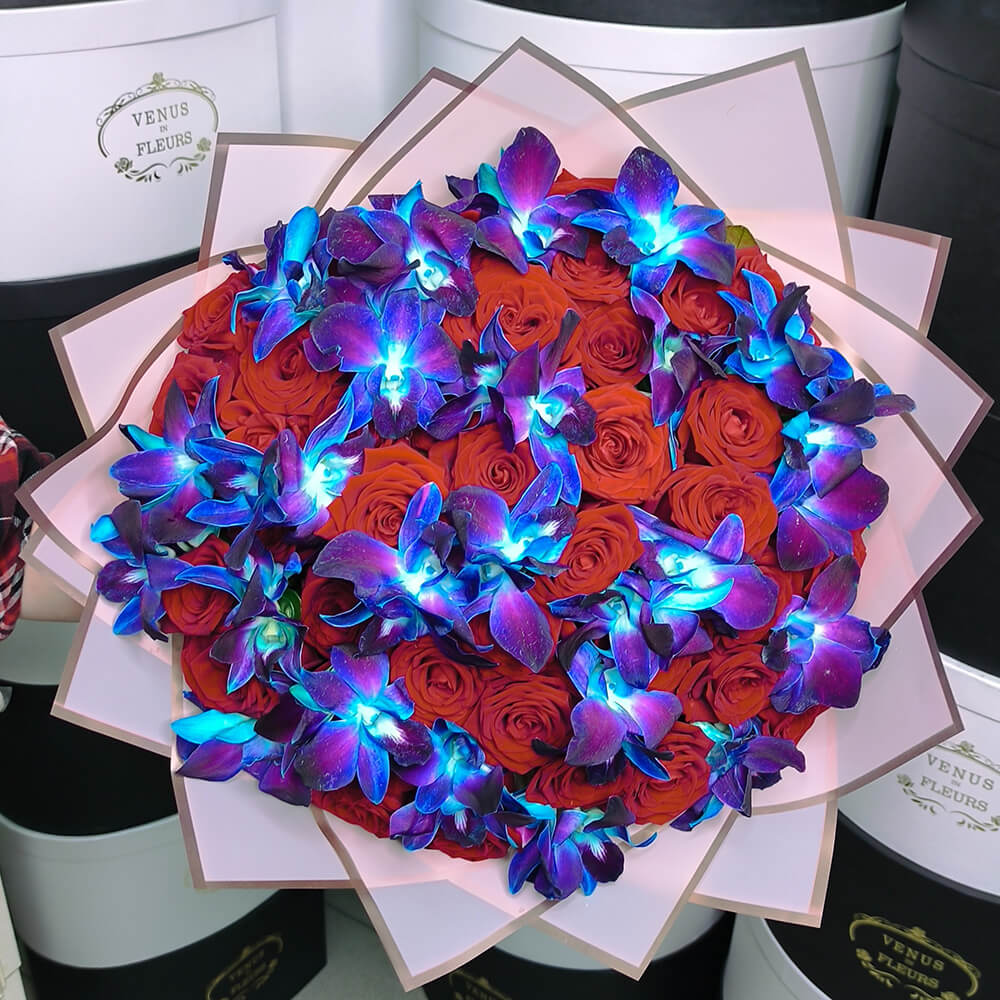 Красные розы с синими орхидеями - 81 шт. Красные розы с синими орхидеями - 81 шт.