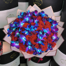Красные розы с синими орхидеями - 81 шт. Красные розы с синими орхидеями - 81 шт.