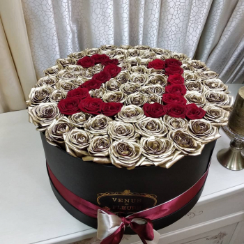 Золотые розы с бордовой датой от 51 шт.