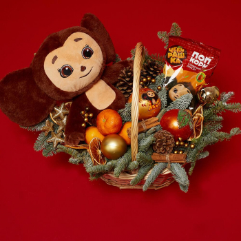 Новогодняя корзина с Чебурашкой - 19 шт.