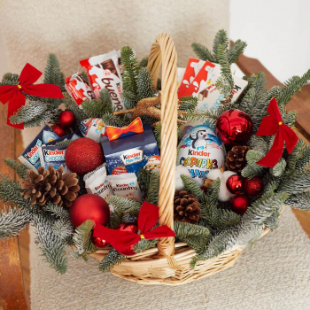 Новогодняя корзина с киндерами - 59 шт.