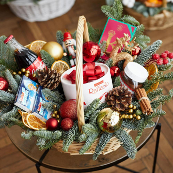 Новогодняя корзина с Raffaello - 29 шт. Новогодняя корзина с Raffaello - 29 шт.