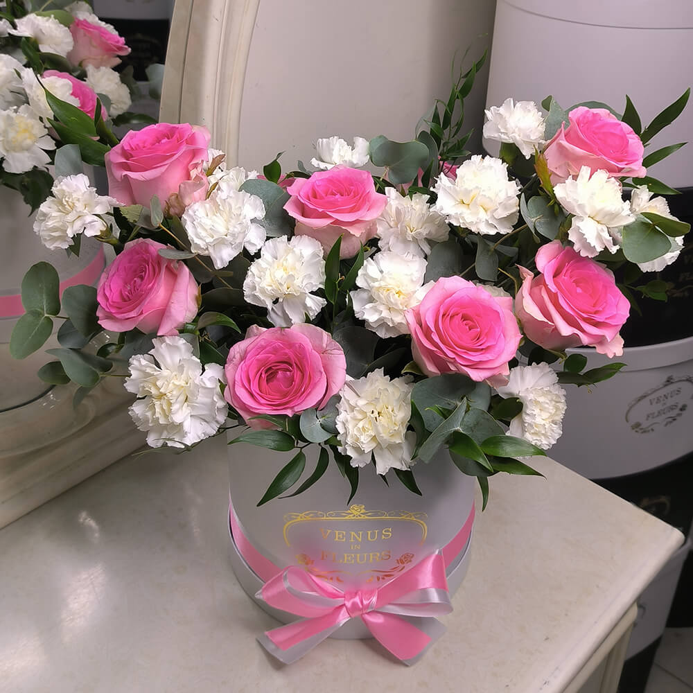 Белые гвоздики с розовыми розами - 29 шт. Белые гвоздики с розовыми розами - 29 шт.