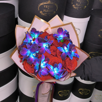 Розы с синими орхидеями - 29 шт. Розы с синими орхидеями - 29 шт.