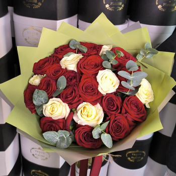 Красно-белые розы с эвкалиптом в букете - 29 шт. Красно-белые розы с эвкалиптом в букете - 29 шт.