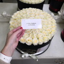 Белые розы в коробке от 9 шт. Белые розы в коробке от 9 шт.