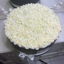 Белые розы в коробке от 9 шт. Белые розы в коробке от 9 шт.