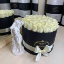 Белые розы в коробке от 9 шт. Белые розы в коробке от 9 шт.