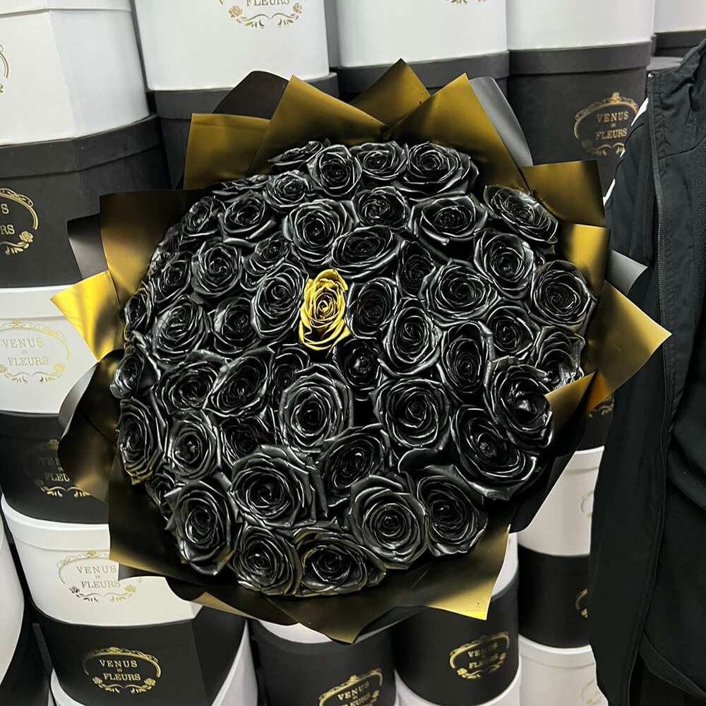 Букет черных роз с одной золотой от 9 шт. Букет черных роз с одной золотой от 9 шт.