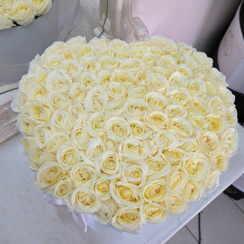 Белые розы в сердце - 101 шт. Белые розы в сердце - 101 шт.