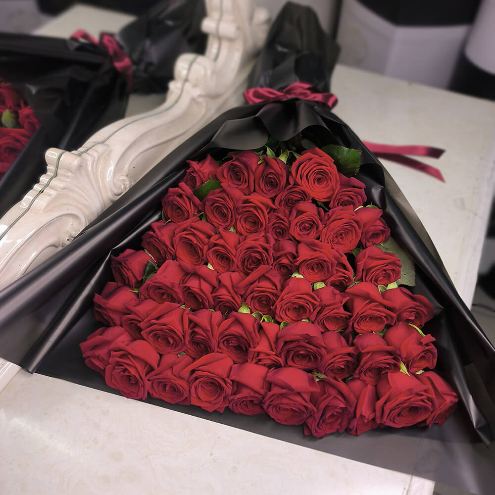 Букет красных роз "Каскад" - 51 шт. Букет красных роз "Каскад" - 51 шт.