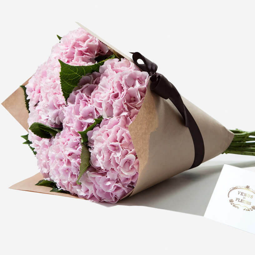 Розовые гортензии в букете от 3 шт. Розовые гортензии в букете от 3 шт.
