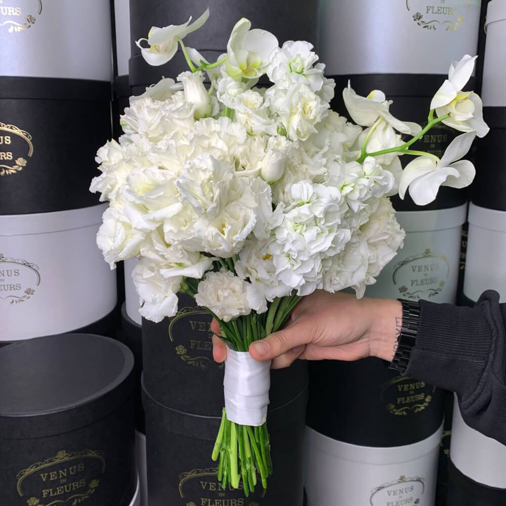 Свадебный букет с эустомой и маттиолой - 25 шт. Свадебный букет с эустомой и маттиолой - 25 шт.