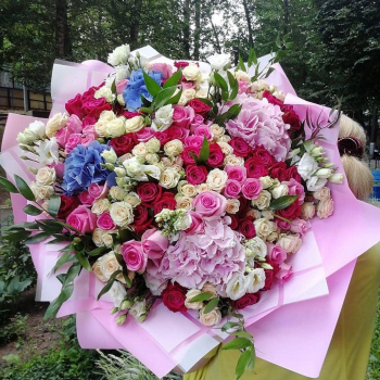 Кустовые розы с гортензией от 51 шт.