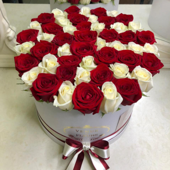 Красно-белые розы от 9 шт. Красно-белые розы от 9 шт.
