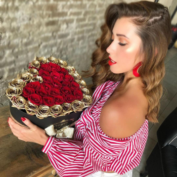 Красные розы с окантовкой от 41 шт. Красные розы с окантовкой от 41 шт.