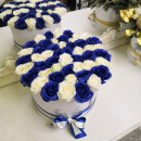 Бело-синие розы в коробке от 19 шт. Бело-синие розы в коробке от 19 шт.