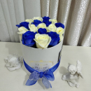 Бело-синие розы в коробке от 19 шт. Бело-синие розы в коробке от 19 шт.