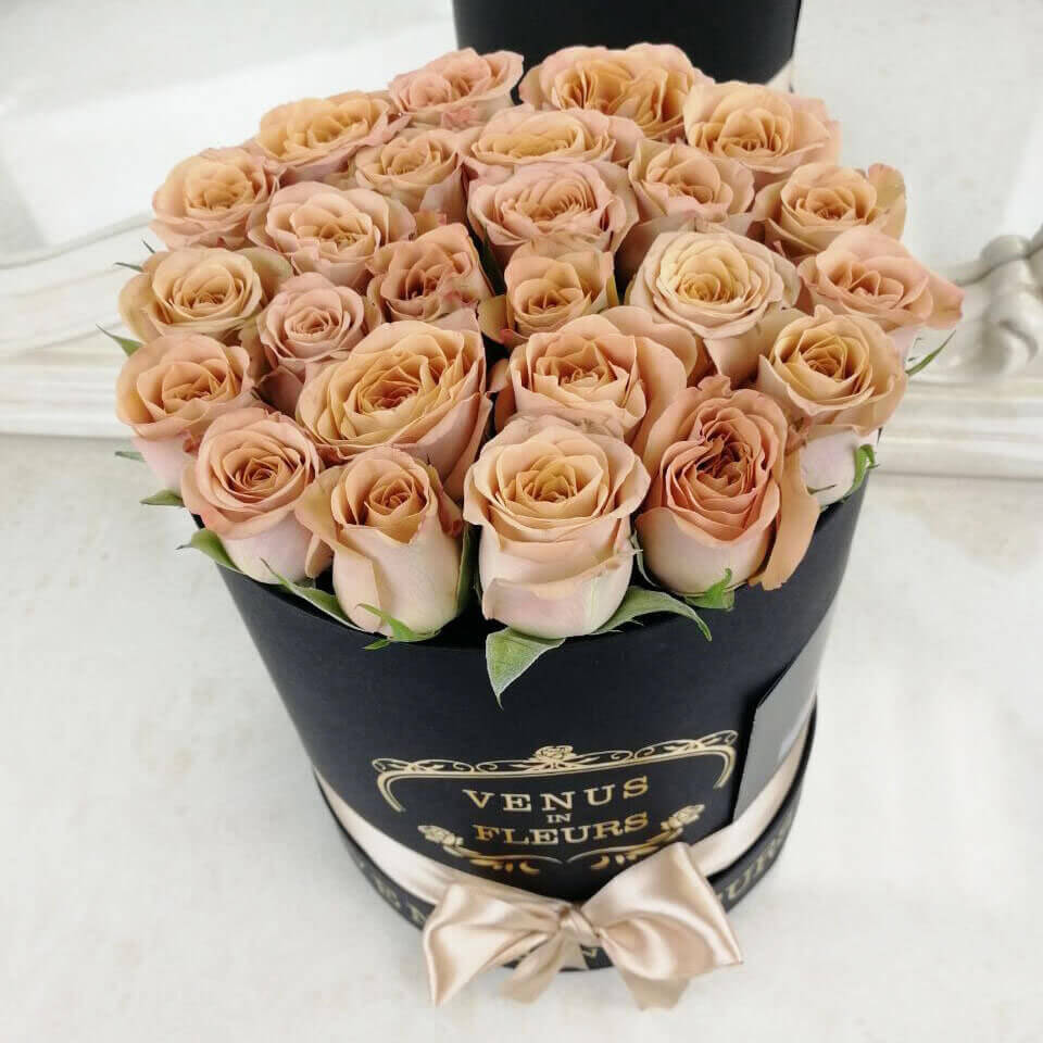 Кофейные розы в коробке от 19 шт. Кофейные розы в коробке от 19 шт.