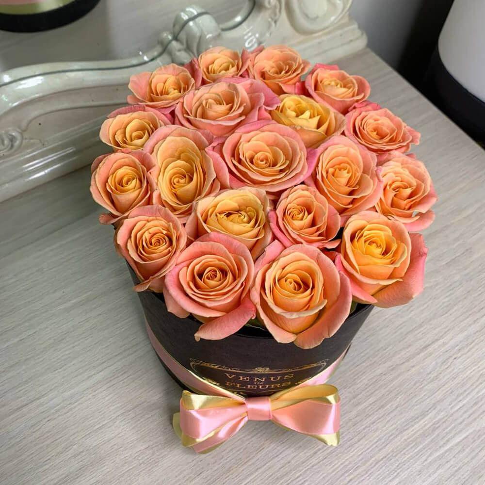 Оранжевые розы в коробке - 21 шт. Оранжевые розы в коробке - 21 шт.